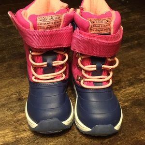 Gently used snow boots